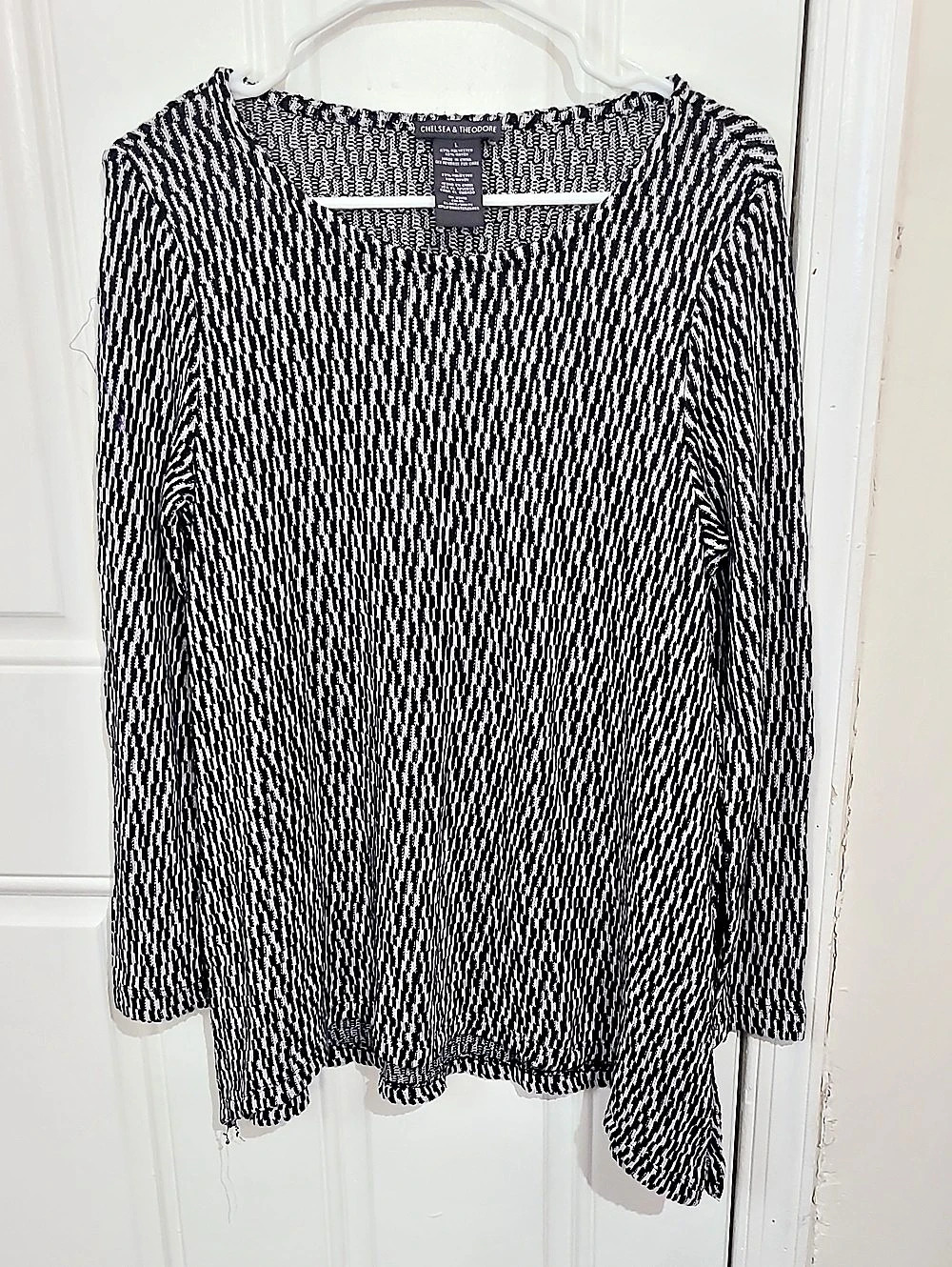 Chelsea & Theodore Women's Long Sleeve Abstract Top in Black & White